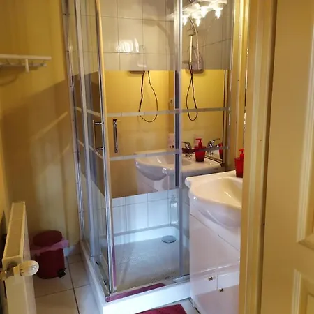 瑞莱斯岩石通道b&b酒店 *